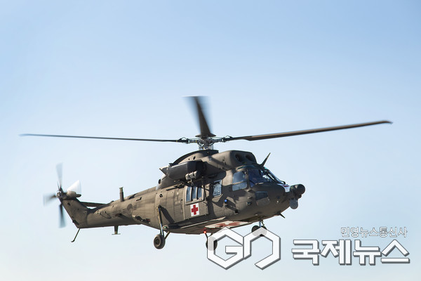 하늘을 날고 있는 의무후송전용헬기(메디온) 사진/KAI