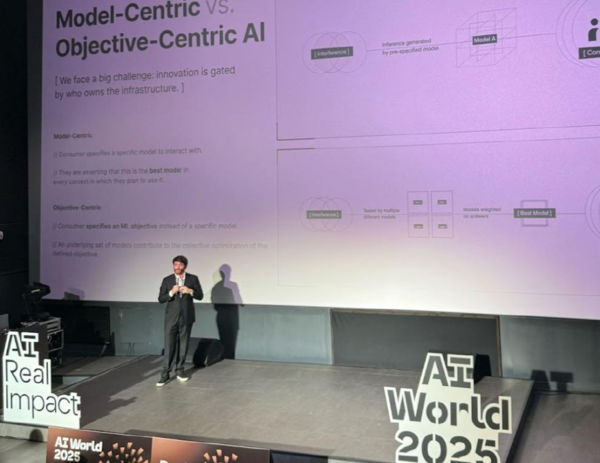 알로라 랩스 창업자인 닉 에먼스가 한국에서 열린 AI World 2025에서 발표를 하는 모습