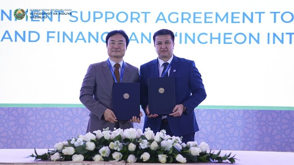 현지시간 18일 우즈베키스탄 타슈켄트에서 진행된 ‘우르겐치공항 사업 정부지원협약(GSA) 체결식’에서 인천국제공항공사 이상용 신사업본부장(사진 왼쪽)과 일흠존 움르자코프 우즈베키스탄 재무부 차관(사진 오른쪽)이 협약서에 서명한 후 기념촬영을 하고 있다. 사진=인천국제공항공사