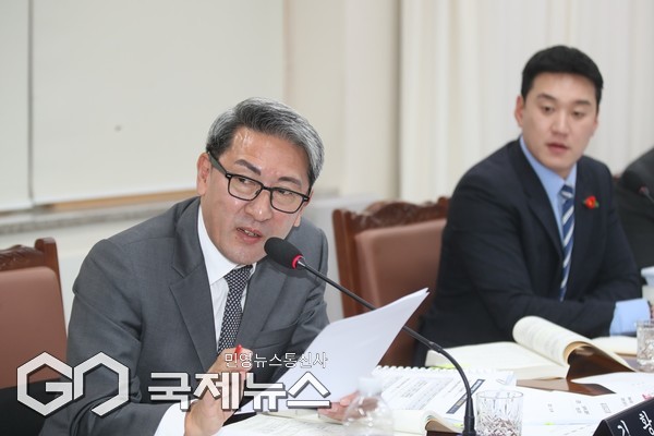 국민의힘 김황국 의원(용담1.2동)은 "내년 예산된 수소트램 홍보 예산들을 보면, 기초자치단체 부활과 관련해 대대적으로 홍보했던 장면이 오버랩 된다"며 "정부의 승인도 되지 않았는데 홍보부터 하고 있다"고 우려를 표했다.[사진=제주도의회]