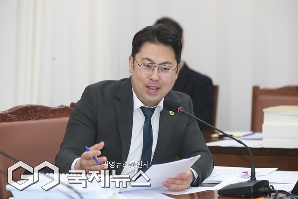 더불어민주당 한동수의원은 "개인적으로 트램에 대해 찬성하지만, 그 연료에 대해서는 고민이 있어야 한다"며 "수소로 운행을 하게 되면 (연료비가)얼마나 들게 되는지 확인이 됐는가"라고 의문을 제기했다.[사진=제주도의회]