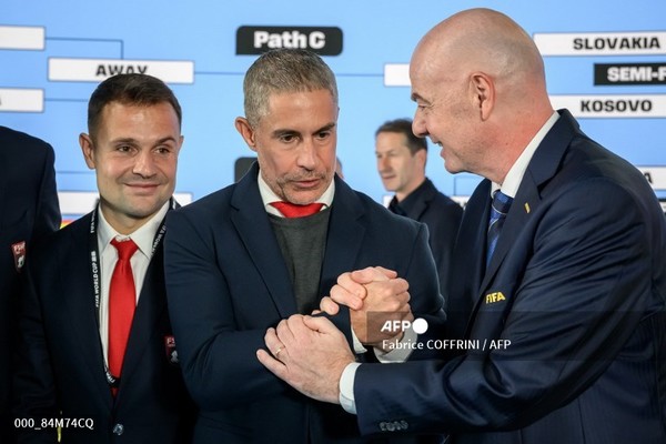 20일(현지시간) 스위스 취리히에서 열린 2026년 FIFA 월드컵 유럽 플레이오프 대진 추첨식이 끝난 뒤 알바니아의 브라질 출신 실비뉴 감독이 지아니 인판티노 FIFA 회장과 인사를 하고 있다. 사진제공/AFP통신