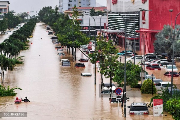 20일 폭우로 침수된 베트남 해안 도시 나트랑의 카인호아성 거리. 사진제공/AFP통신
