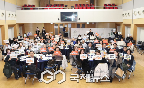 (사진/광명시 제공) 박승원 광명시장이 지난 20일 시청 대회의실에서 개최한 ‘2025년 생활사촌 공동주택 공동체 활성화 성과공유회’에 참석해 기념사진을 촬영하고 있다.