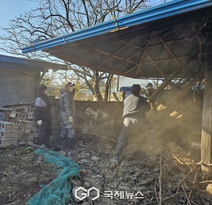 (제공=청도군) 무너진 가옥속 희망찾아 재능기부 