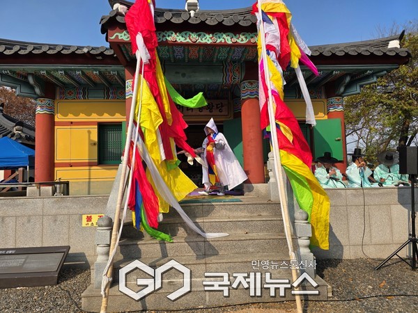 (사진/안산시 제공) 20일 단원구 성곡동 해봉산 정상에 소재한 잿머리 성황당에서 성황제 굿이 펼쳐지고 있다.