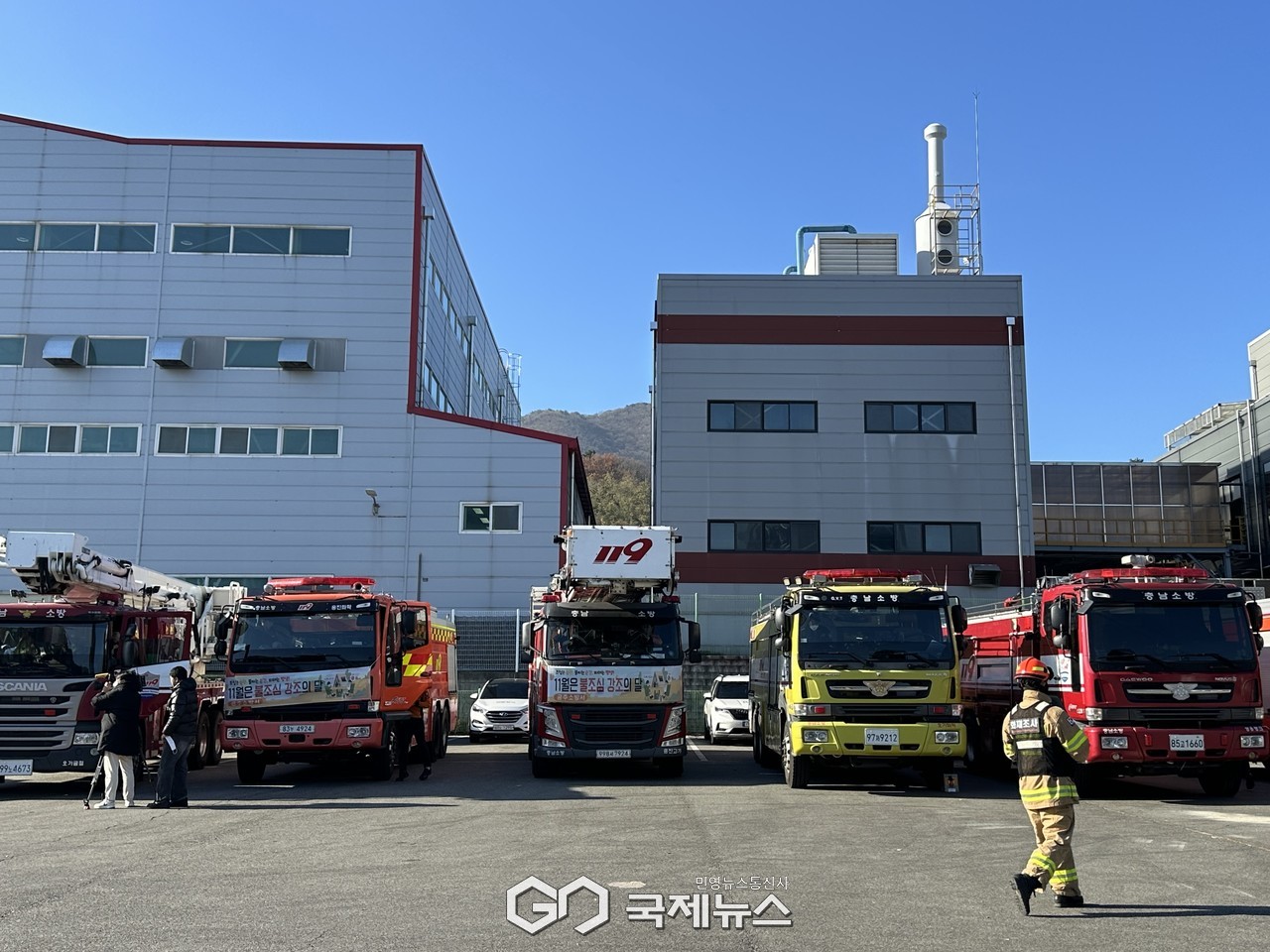 만일의 사태에 대비하여 소방특수차량이 현장에 대기 중이다 (사진제공/국제뉴스 천안 이원철 부국장)