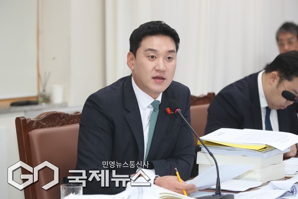 제주도의회 환경도시위원회 김기환 의원(더불어민주당, 제주시 이도2동갑)은 21일 열린 제주도의회 제444회 제2차 정례회 환경도시위원회 제4차 회의 2025년 기후환경국 예산안 심사에서 IUCN 기념숲에 대한 지속적인 접근성 문제를 해소하기 위한 활성화 필요성을 집중적으로 제기했다.[사진=제주도의회]