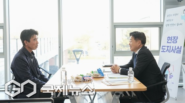 제주특별자치도가 21일 제주시 한림읍에서 ‘현장 도지사실’을 처음 열어 도민 일상 속 지역 현안을 직접 듣고 해결책을 함께 모색했다. 이날 오후 1시 30분부터 한림읍사무소 대회의실에서 진행된 서부권역 현장 도지사실에는 사전 신청한 주민 16명이 참여했다. 4·3유족, 밀 생산농가, 국제무역업제, 마을 이장 등이 참석해 지역 현안을 허심탄회하게 논의했다.[사진=제주도]