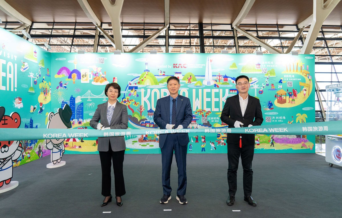14일, 중국 상해 푸동공항에서 열린‘Korea Week’한국 관광 홍보관 오픈 행사에서 손종하 한국공항공사 운영본부장(가운데), 상해문화관광국 부국장 WANG Zhihua(오른쪽), 상해공항그룹 부사장(ZHAO Haibo)이기념촬영을 하고 있다.(사진=한국공항공사)