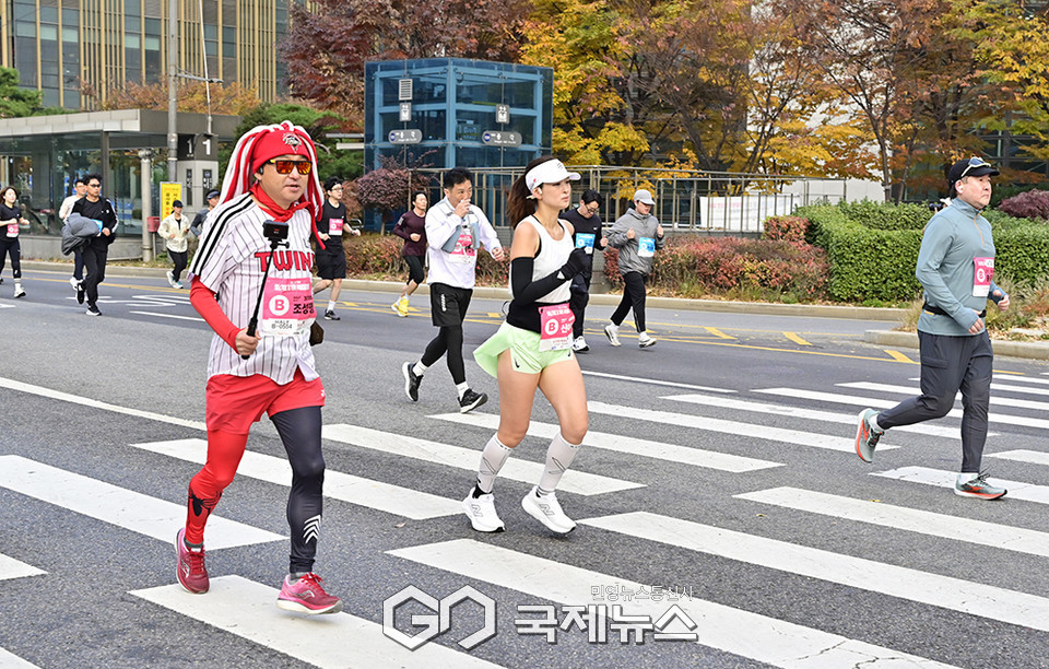 11월 서울 도심에서 펼쳐진 YTN서울투어마라톤대회 참가한 건각들 (사진=안희영 기자)