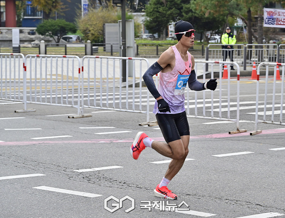 11월 서울 도심에서 펼쳐진 YTN서울투어마라톤대회 참가한 건각들 (사진=안희영 기자)