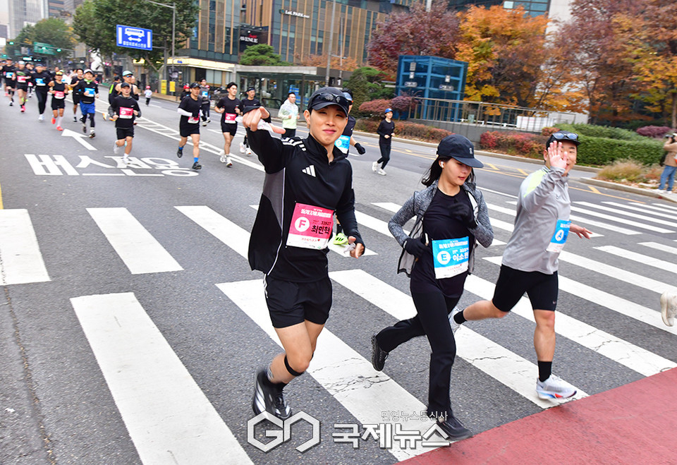 11월 서울 도심에서 펼쳐진 YTN서울투어마라톤대회 참가한 건각들 (사진=안희영 기자)