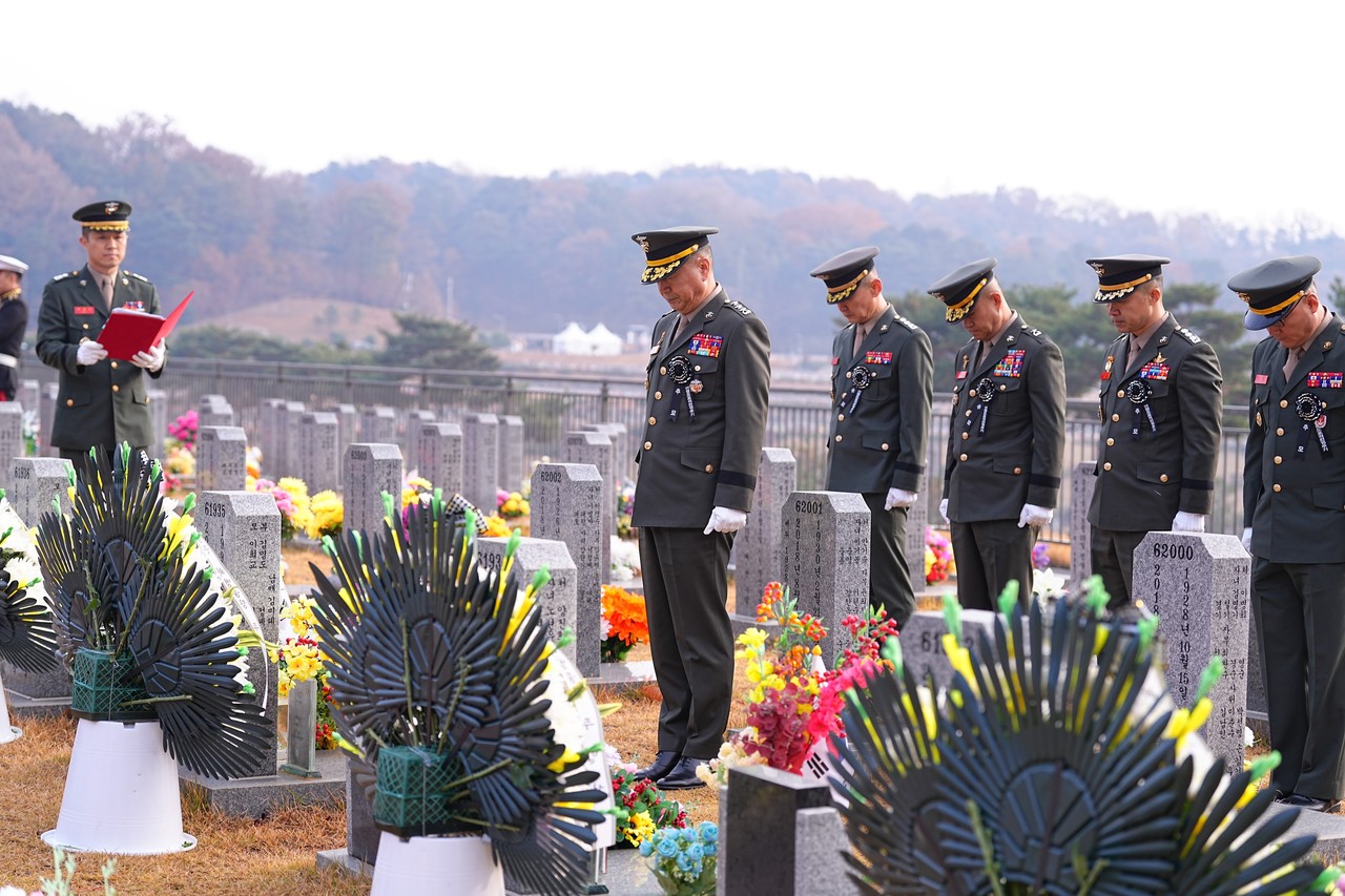 주일석 해병대사령관이 23일 대전현충원에서 열린 제15주년 연평도 포격전 전투영웅 추모 및 전승기념행사에 앞서 마린온 순직자 묘역을 참배하고 있다. / 해병대 제공