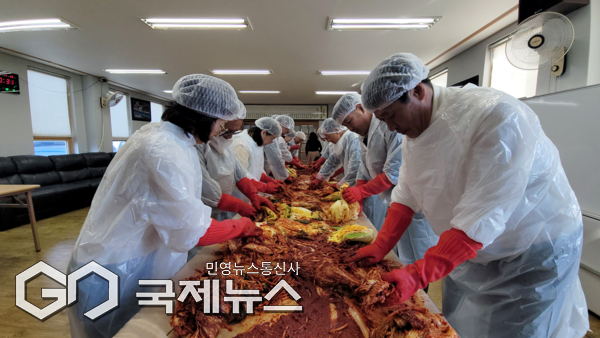 제5회 김치의 날을 기념해 국산김치 소비 촉진과 지역 농업 활성화를 위한 ‘사랑의 김치 만들기’ 행사가 22일 오전 10시 서귀포시 대평리 복지회관에서 열렸다.[사진=대평리 마을회]
