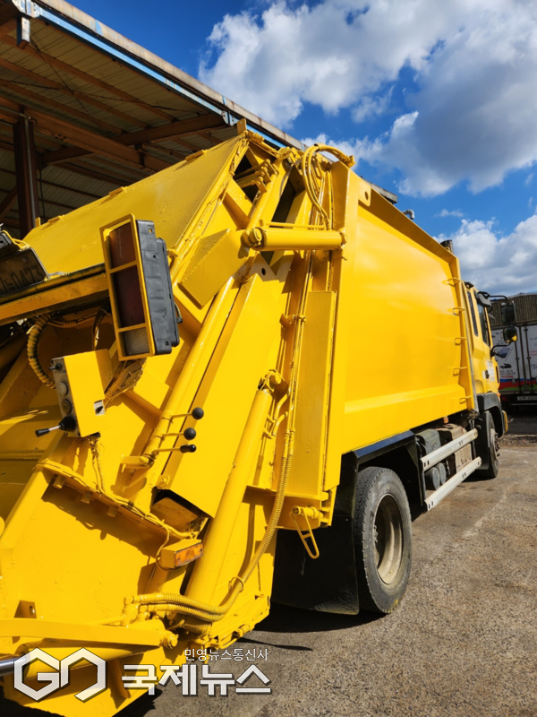 제주시는 노후 청소 차량의 외관을 정비해 시인성과 공무수행 식별성을 높이기 위한 도색 작업을 진행하고 있으며, 현재 순차적으로 작업을 진행하고 있으며, 오는 12월 중순까지 전체 5대 차량의 도색을 마무리할 계획이다.[사진=제주시청]