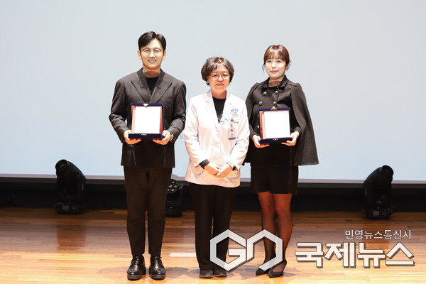 21일 용인세브란스병원 대강당에서 열린 ‘2025 새싹지킴 캠페인’에서 그룹 V.O.S의 박지헌과 쇼월드이엔티 김승희 대표가 홍보대사로 위촉됐다. 사진은 왼쪽부터 박지헌, 김은경 병원장, 김승희 대표.(사진=연세대용인세브란스병원)