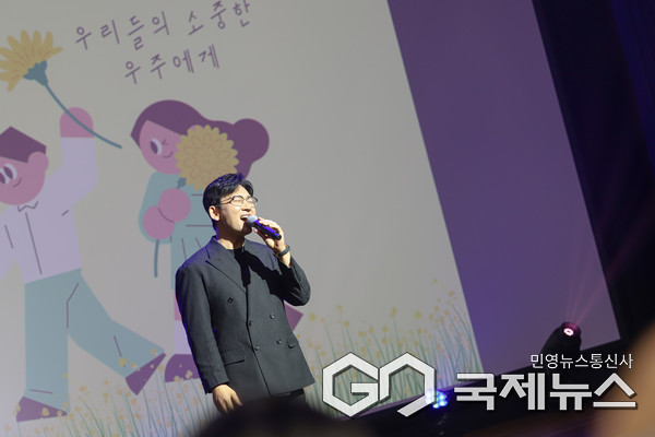 21일 용인세브란스병원 대강당에서 열린 ‘2025 새싹지킴 캠페인’에서 그룹 V.O.S의 박지헌이 공연을 펼치고 있다.(사진=연세대용인세브란스병원)