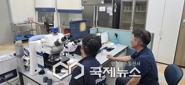 양산시 합동으로 B아파트에 대한 수돗물 불순물 역학조사 하고 있는 모습./사진=양산시