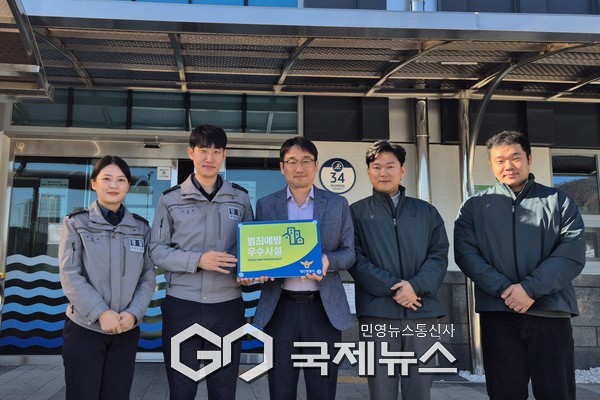 양산반다비체육센터가 양산경찰서로부터 ‘범죄예방 우수시설’ 인증받고 함께 기념촬영을 하고 있다./사진=양산시설관리공단 