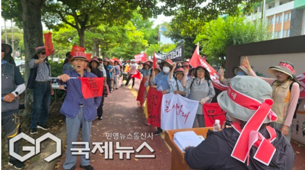 광령1리 마을주민들은 7월 15일 오전 10시 제주도청 앞에서 대규모 집회를 열고 광령리 384번지 종합폐기물 사업 결사반대를 촉구했다.[사진=문서현 기자]