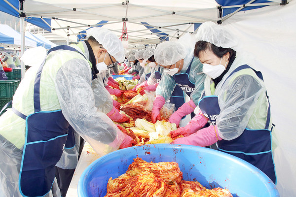 (사진제공=창원특례시)창원스포츠파크 만남의광장에서 창원시자원봉사단체협의회(회장 전정숙) 주관으로 2025년 사랑의 김장담그기 및 나눔 행사를 실시했다.