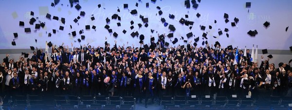 제8회 타슈켄트 인하대학교(IUT) 학위수여식에서 졸업생들이 학사모 세리머니를 하고 있다. 사진=인하대