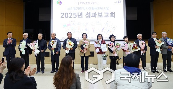 노인일자리 활성화 유공자 표창 수여 모습(사진=충주시)