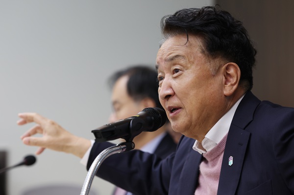 김영환 지사 24일 확대간부회의 주재 모습.(제공=충북도청)