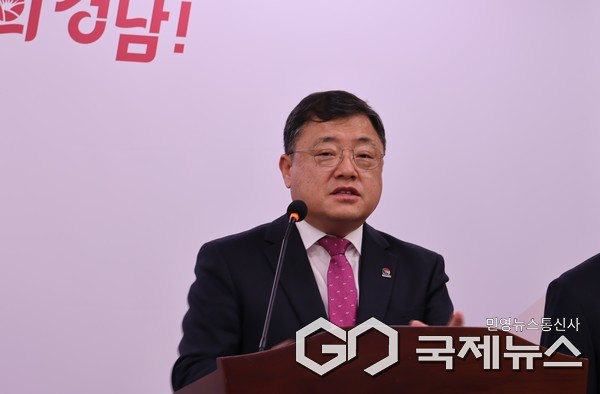 (경남=국제뉴스) 박명균 경남도 행정부지사가 24일 오후 경남도청 브리핑룸에서 브리핑을 갖고 도내 주택시장 활성화 대책을 발표하고 있다. 사진=황재윤 기자