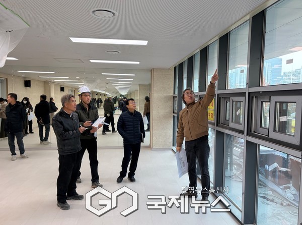 ▲ 안양시, 사용자 및 전문가 등과 함께 부흥동 행정복지센터 공사 현장 예비준공검사를 실시했다 [안양시제공]