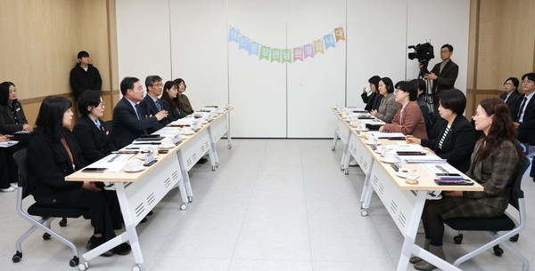 24일 원민경 성평등가족부장관이 무안군 가족센터를 방문해 김산 군수로 부터 운영전반에 대해 설명하고 있다. (사진/무안군)