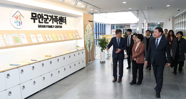 24일 무안군 가족센터를 방문한 원민경 성평등가족부장관이 김산 군수의 안내를 받으며가족센터 시설을 둘러보고 있다. (사진/무안군)