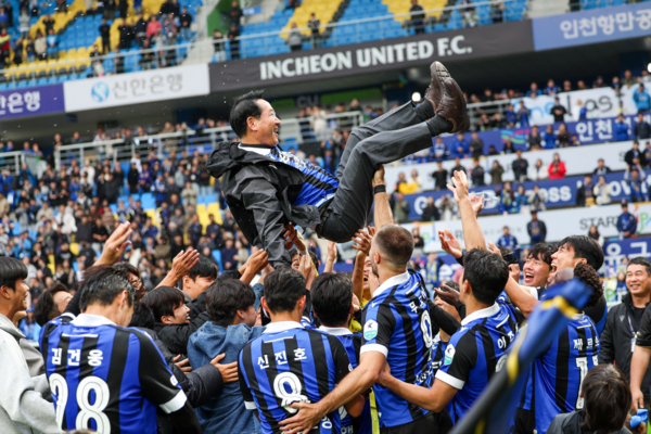 유정복 인천시장이 K리그2 우승을 확정지은 지난 10월 26일 인천UTD 선수들의 헹가래를 받고 있다. 사진=인천시