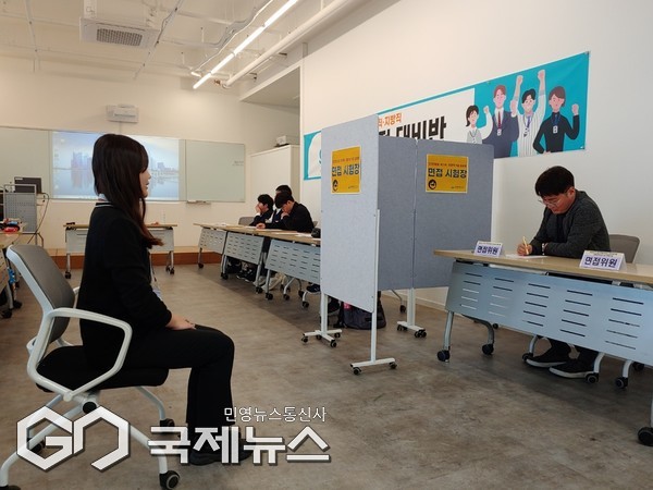 제주도교육청(교육감 김광수)은 24일부터 오는 27일까지 4일간 취업지원센터에서 도내 직업계고 졸업(예정)자 중 국가직 및 지방직 9급 공무원 필기시험 합격자 12명을 대상으로 ‘국가직·지방직 9급 공무원 면접 대비반’을 운영한다.[사진=제주도교육청]