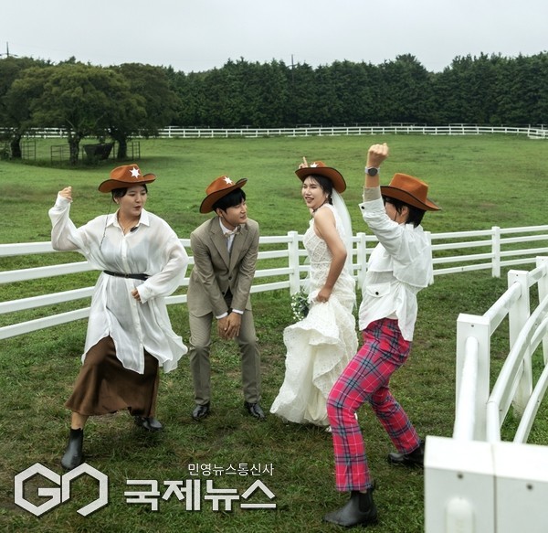 한국마사회 제주목장이 예비 신혼부부의 특별한 순간을 응원하기 위해 진행한 웨딩스냅 공모전이 마무리됐다. 제주목장은 지난 22일 ‘2025년 제주목장 웨딩스냅 공모전’ 시상식을 열고 선정된 7커플에게 총 300만 원 상당의 탐나는전을 전달했다.[사진=한국마사회 제주목장]