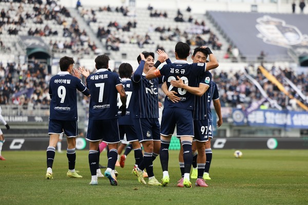 정규리그 최종전에서 안산에 6-0 승리를 거둔 서울 이랜드.jpg1.9MB기한일제한없음