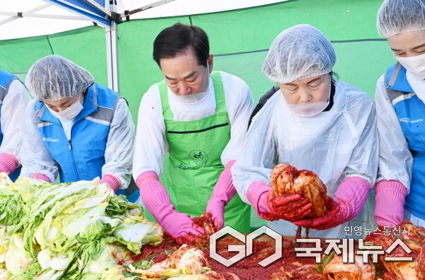 (사진제공/창녕군) 성낙인 창녕군수가 사랑의 김장나누기 행사 김장김치 담그기 현장에 참여하고 있다.