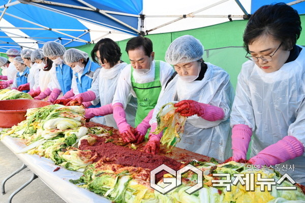 (사진제공/창녕군) 창녕군자원봉사협의회 2025년 사랑의 김장 나누기 모습.