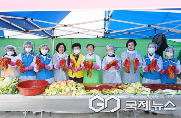 (사진제공/창녕군) 창녕군자원봉사협의회 2025년 사랑의 김장 나누기 모습.