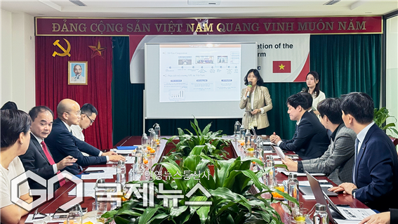 지난 24일, 베트남자산관리공사(베트남 하노이)에서 개최된 '베트남 부실채권 거래 플랫폼 고도화 사업 착수보고회'에서 관계자들이 사업추진 관련 논의를 하고 있다/제공=자산관리공사