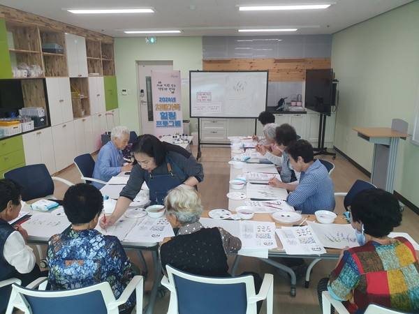 합천군 치매가족 힐링프로그램(캘리그라피) 자료사진