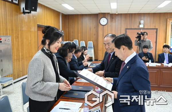 (사진제공/창녕군) 성낙인 창녕군수가 위촉장을 전달하고 있다.