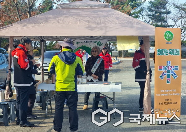 (사진제공/창녕군)  국산목재 이용 활성화 캠페인 모습.