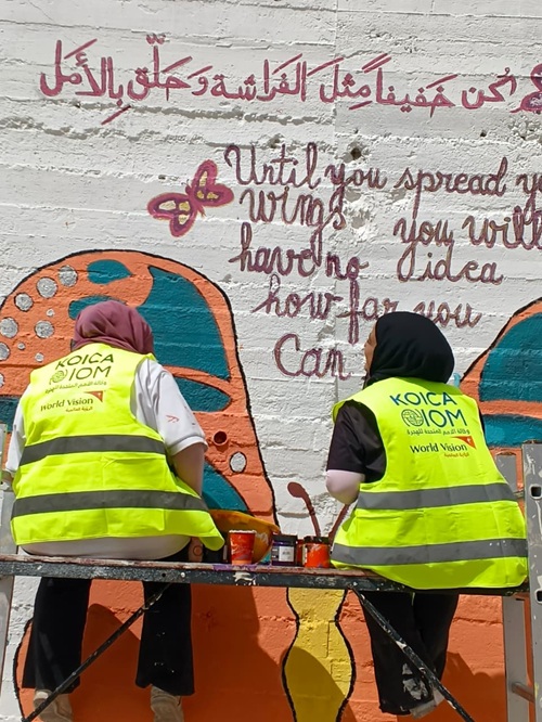 레바논 ELEVATE 프로젝트 현장에서 지역 청년들이 벽화 작업에 참여하고 있다. (사진=월드비전)