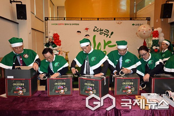 (사진제공/밀양시) 산타원정대 행사에 참여한 산타 봉사자들이 아동들에게 전달될 크리스마스 선물을 함께 포장하고 있다.