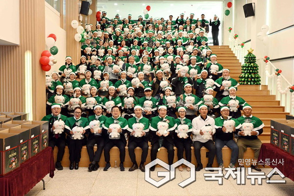 (사진제공/칭녕군) 100인의 밀양산타 발대식에 참여한 대표산타, 초록우산 어린이재단 관계자, 밀양시 관계자 등이 함께 기념사진을 촬영하고 있다