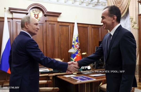 블라디미르 푸틴 러시아 대통령과 악수하는  베니아민 콘드라티예프 크라스노다르 주지사. 사진제공/AFP통신