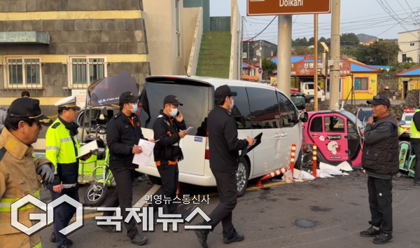 제주 우도에서 승합차가 하선 직후 돌진하면서 보행자들과 충돌하면서 13명의 관광객들이 피해를 입었다.24일 제주소방안전본부에 따르면 이날 오후 2시47분 제주시 우도 연평리에서 승합차 급발진 사고가 발생했다는 신고가 접수됐다.[사진=제주도청 영상 캡쳐]