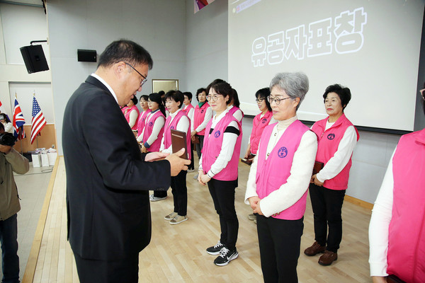 (사진제공=창원특례시)창원시는 창원시자원봉사회(회장 오명자) 회원 100여 명이 참석한 가운데 ‘2025년 우수자원봉사자 시상식’을 개최했다.